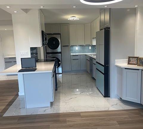 2nd image of 205 Yoakum Pkwy Unit 309