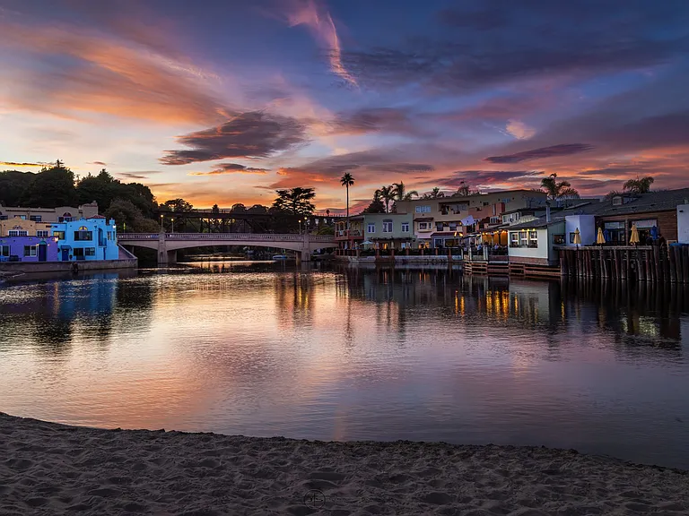 Capitola Venetian Apartments — Photo 2