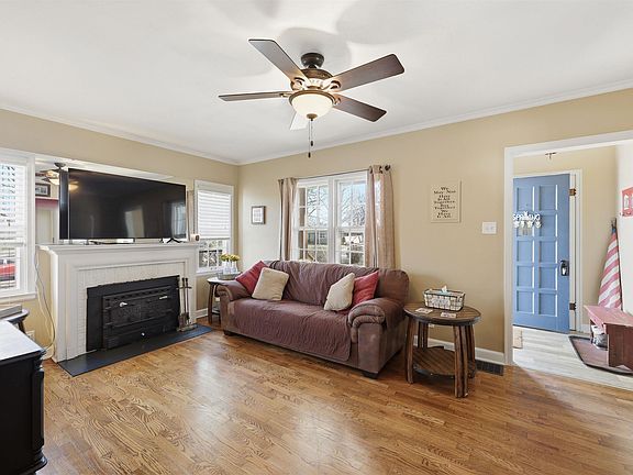 3rd image of 811 SE Tecumseh Rd