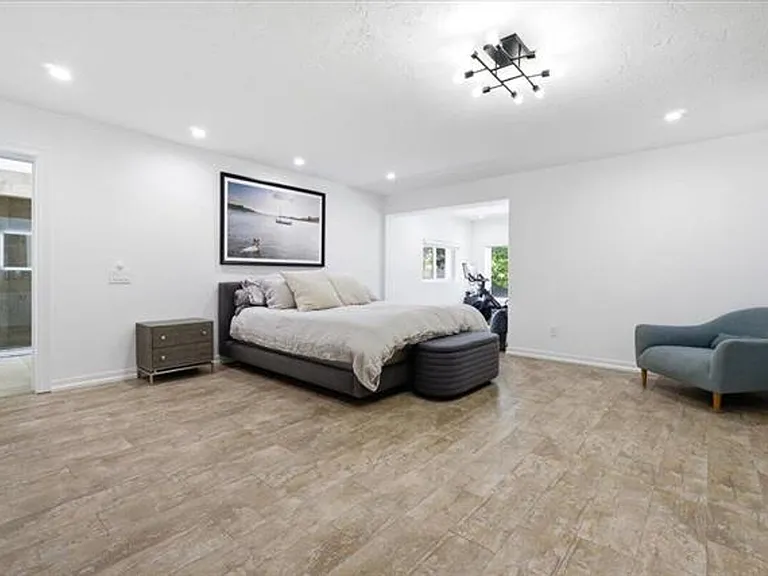 20100 NE 20th Ct — Photo 18