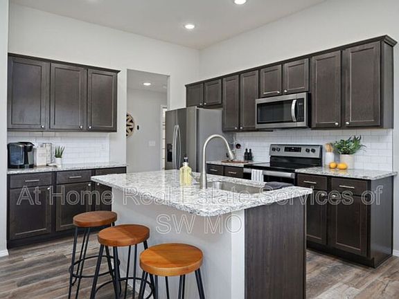 4th image of 227 W Canterbury Ln