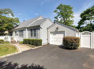 19 Aztec Dr, Bay Shore, NY 11706