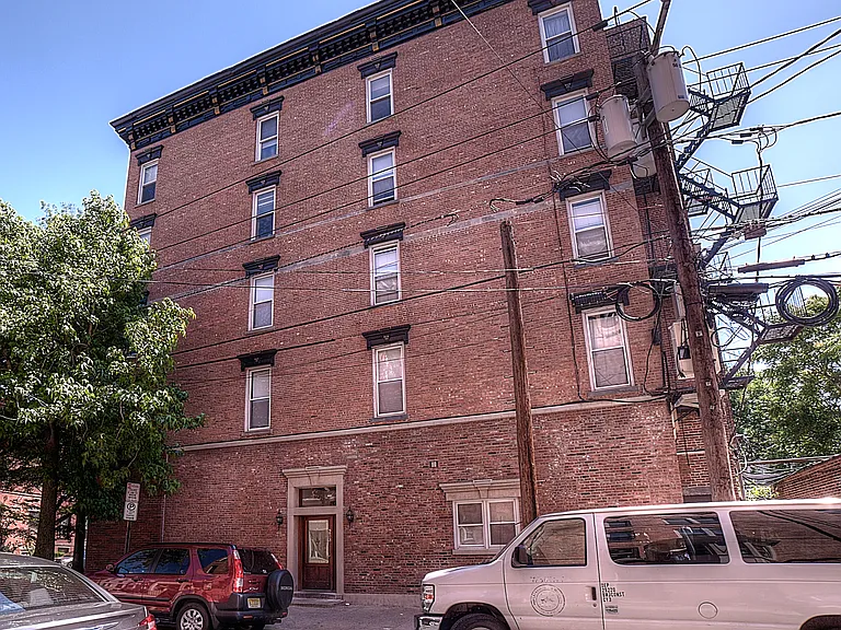 253 3rd St #2B — Photo 17
