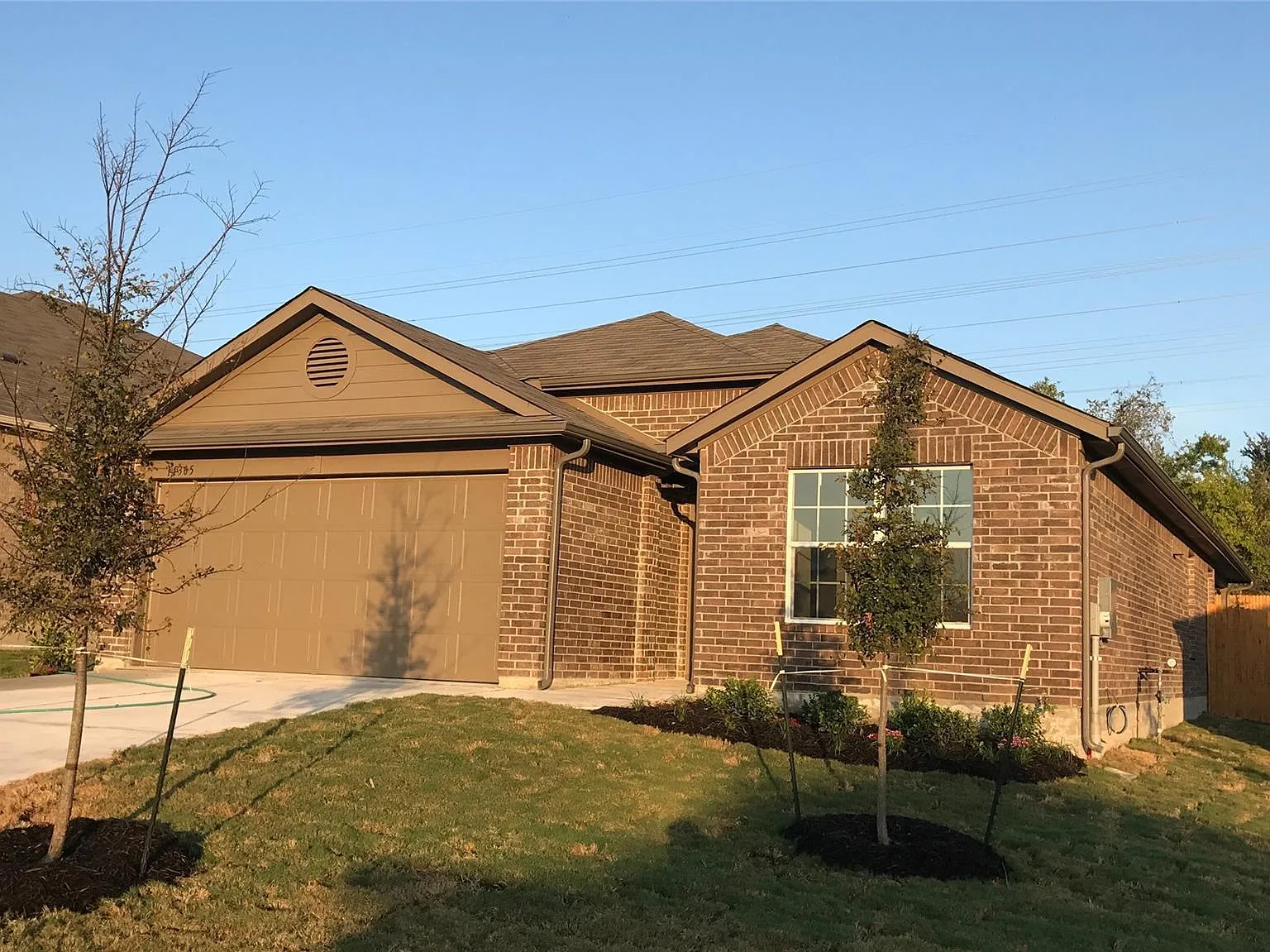 3 bed, 2.0 bath, 1657 sqft, $2,100 — Photo 2
