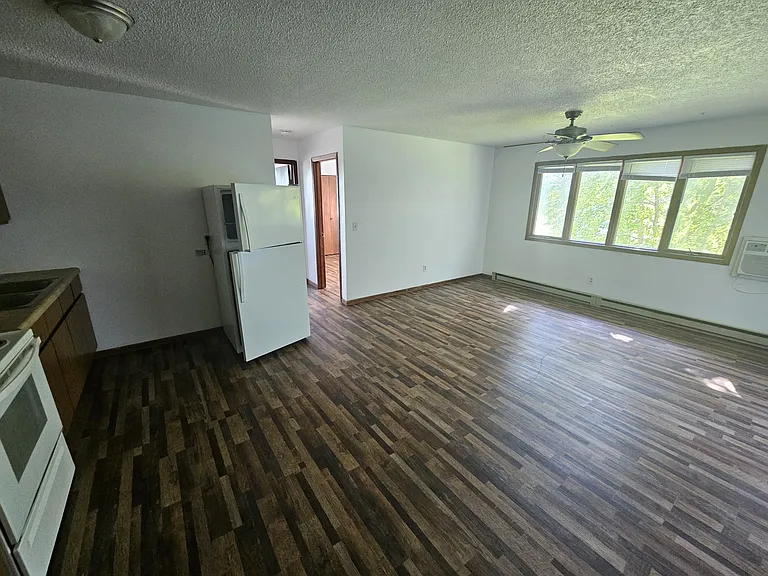 1097 Oakview Dr — Photo 4