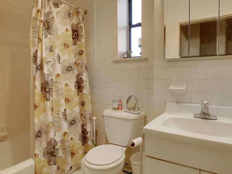 259 E 33rd St #2 — Photo 9