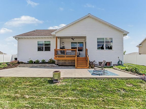 3rd image of 301 Hawthorne Cir