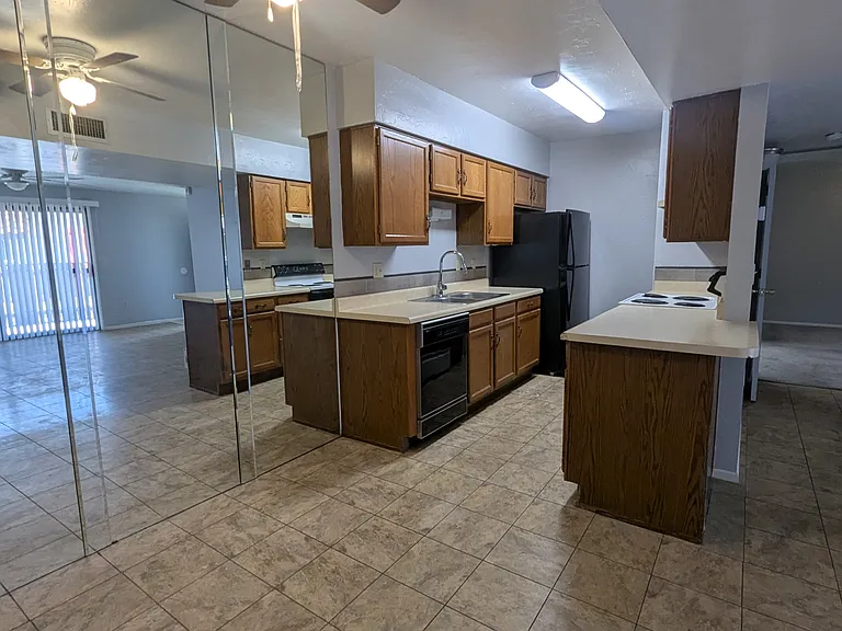 9420 E Speedway Blvd #15 — Photo 5