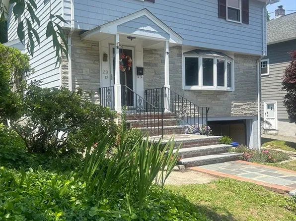 29 Buckingham Rd, Milton, MA 02186