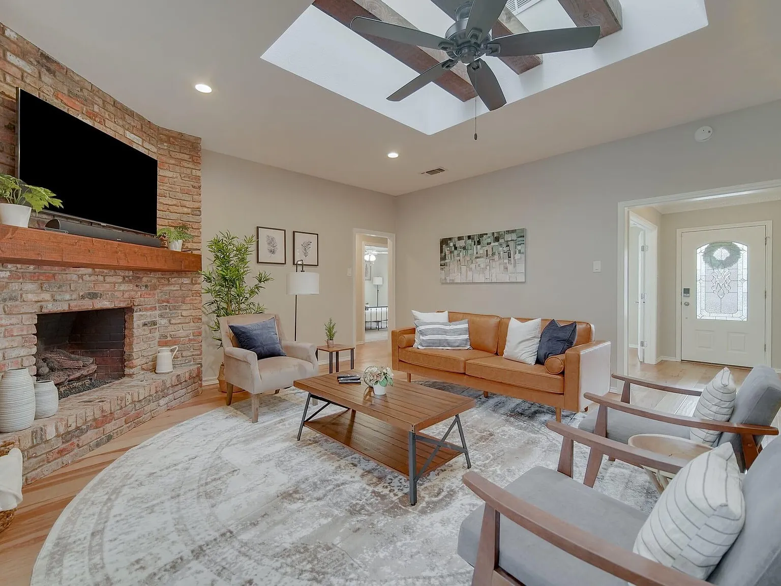 5 bed, 2401 sqft, $4,990 — Photo 2