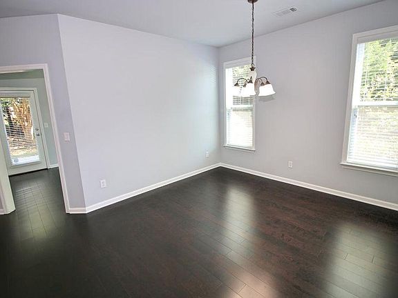 4th image of 395 Saint Claire Dr