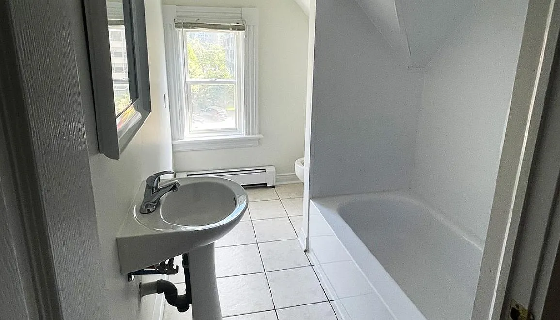 1477 Carlton Street — Photo 3