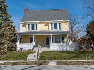 321 Edgewater Dr, Mishawaka, IN 46545