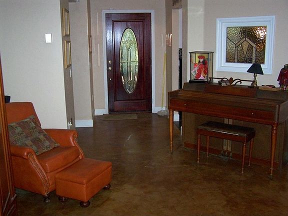 Entry/Living Room
