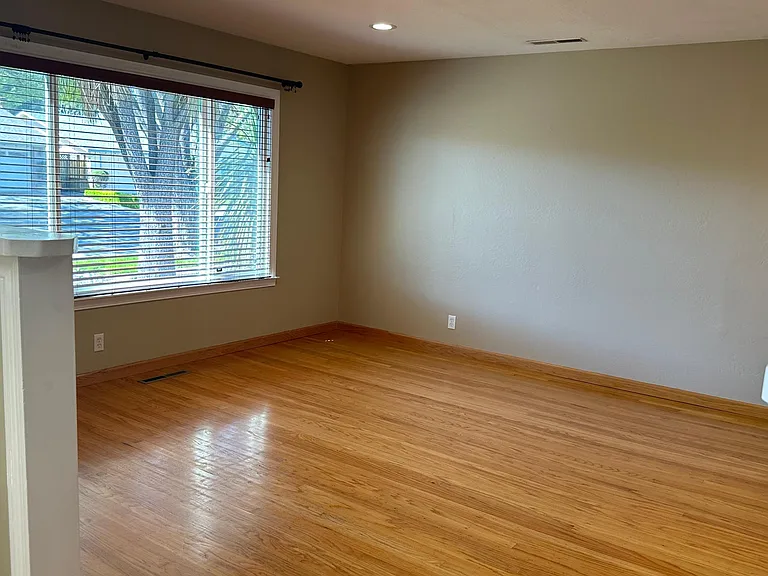 2046 Anthony Dr — Photo 2