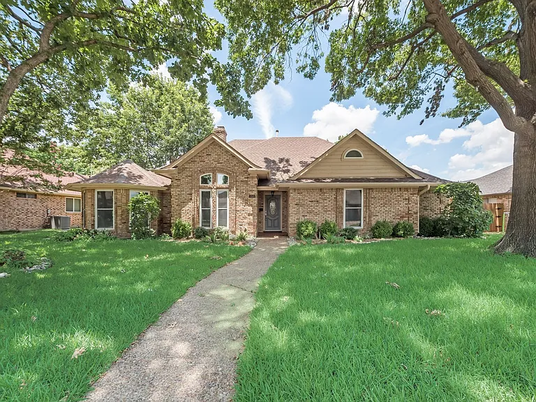 212 Steamboat Dr — Photo 3