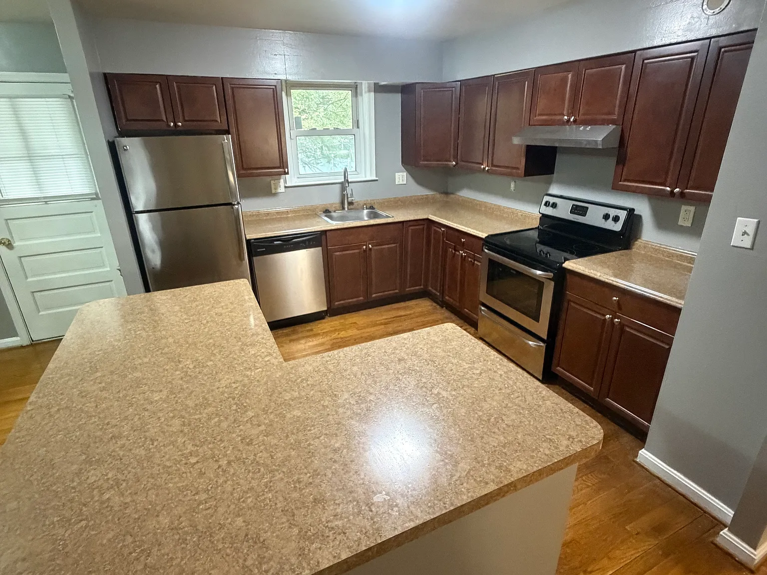 5 bed, 1215 sqft, $3,500 — Photo 2