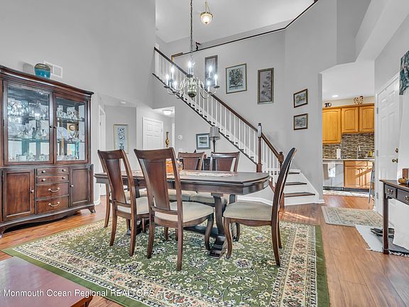 3rd image of 45 Heatherwood Ln
