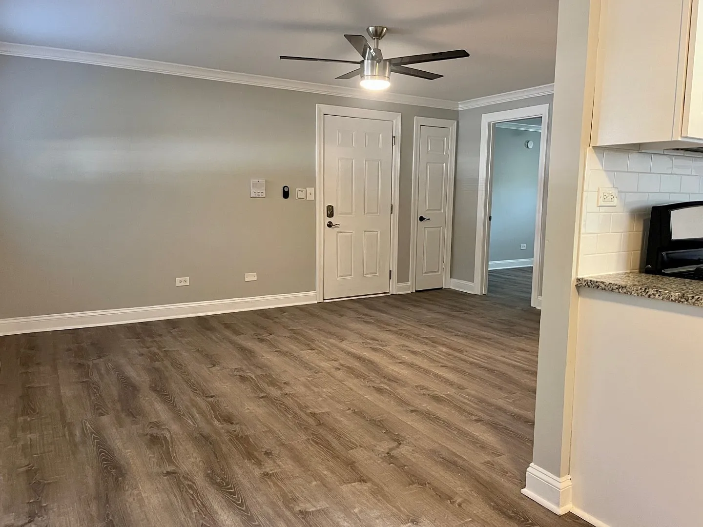 Rehabbed 2 Bedroom In Prime Lake Bluff Location - Pet Friendly - Free Parking! — Photo 3