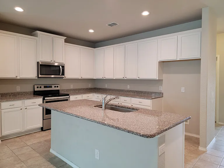 4725 Redbud Dr — Photo 2