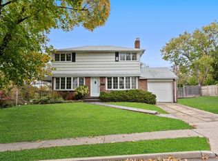 2 Andover Rd, Port Washington, NY 11050