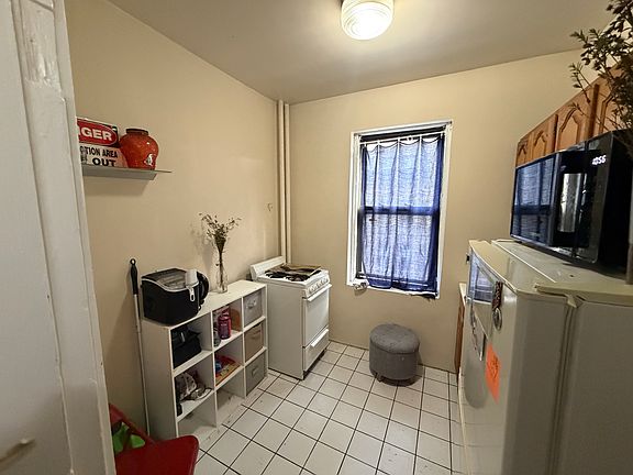 4th image of 31 Saint Lukes Rd APT 7