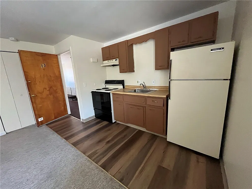 1 bed, 1.0 bath, 29184 sqft, $1,250 — Photo 2