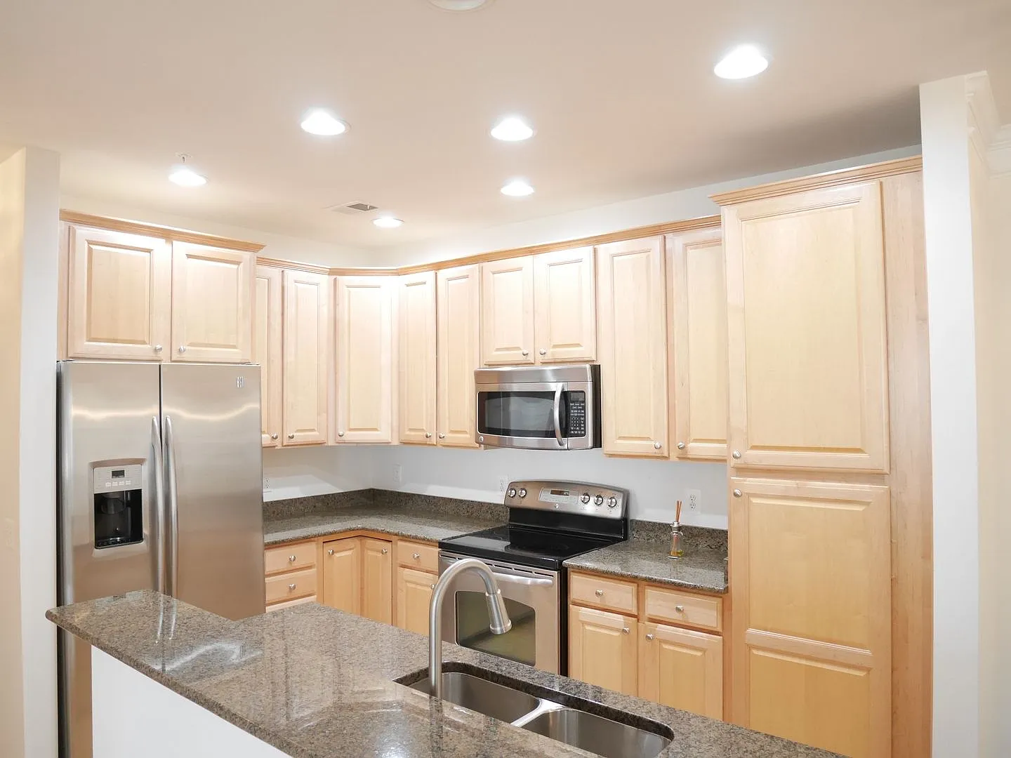 Two Bedroom Luxury Condo Located in Four Seasons at St. Margaret's — Photo 4