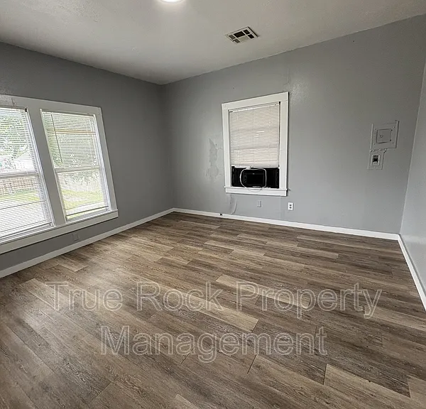 225 N Hope St — Photo 8