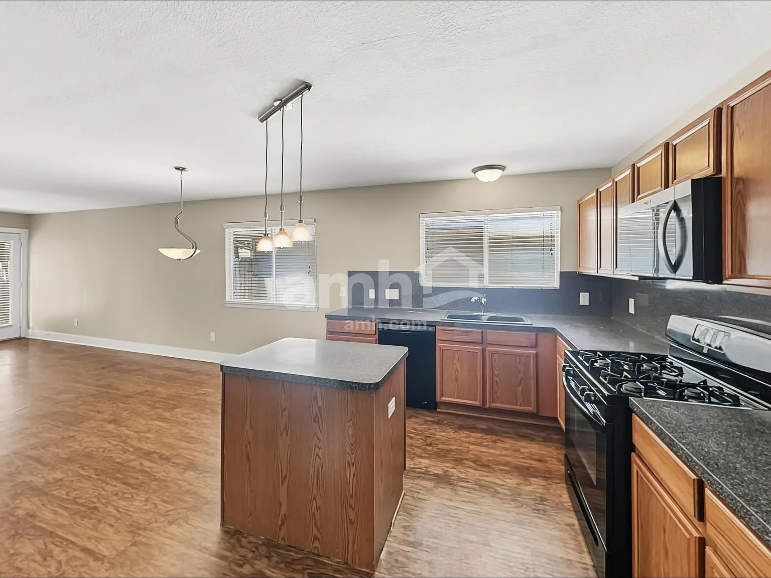 3 bed, 2.0 bath, 1728 sqft, $2,040 — Photo 4