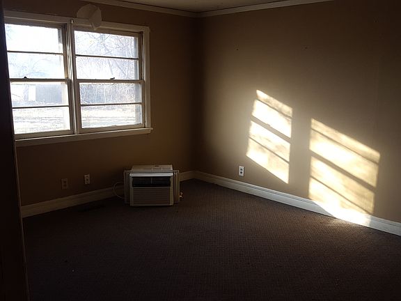 4th image of 320 E Avenue C