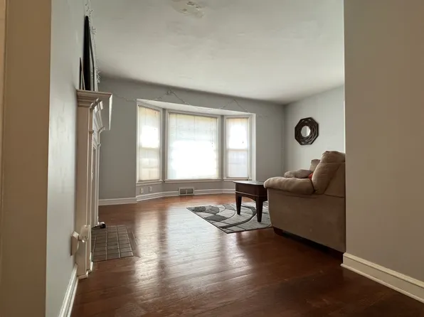 826 Robertson St #1, Milwaukee, WI 53213