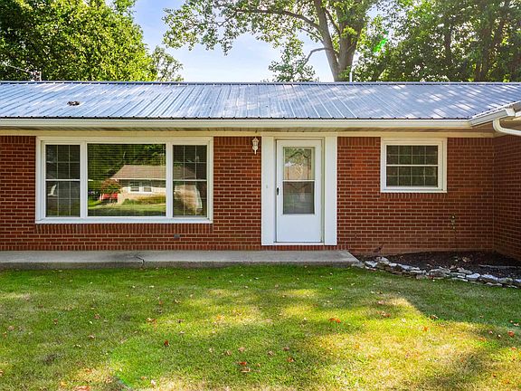 3rd image of 104 Clover Ln