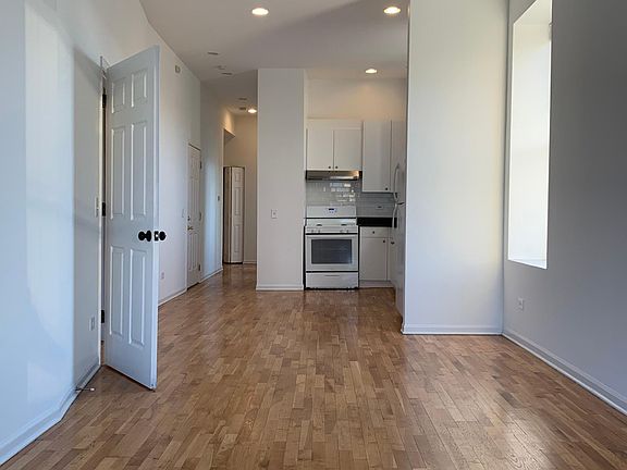 3rd image of 948 N Orleans St APT 203