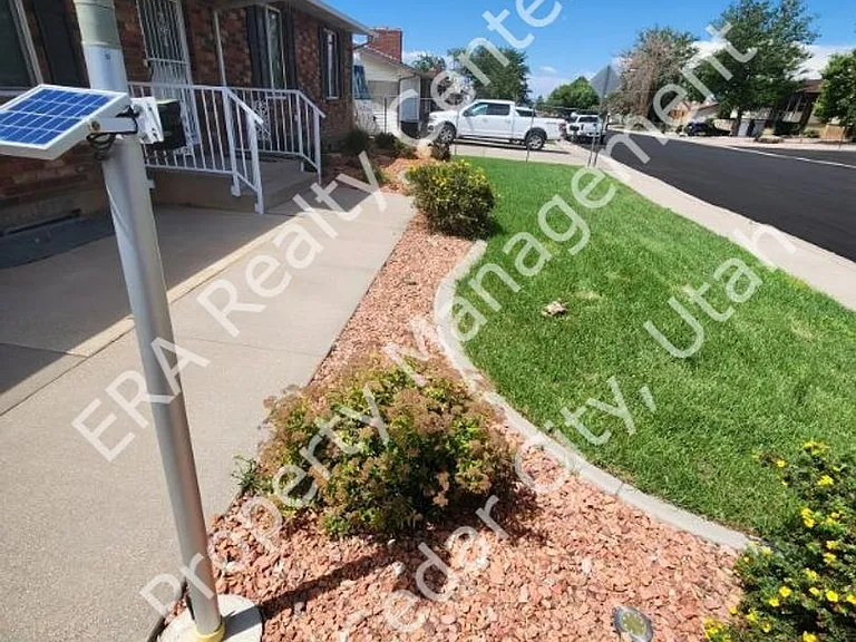 921 N 400 W — Photo 4