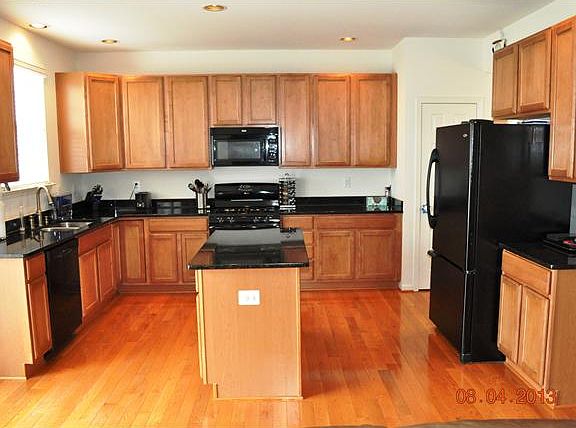 Gourmet Kitchen, granite counter tops, hardwood fl