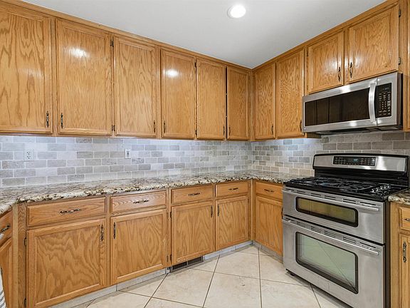 4th image of 16690 Ridgewood Dr