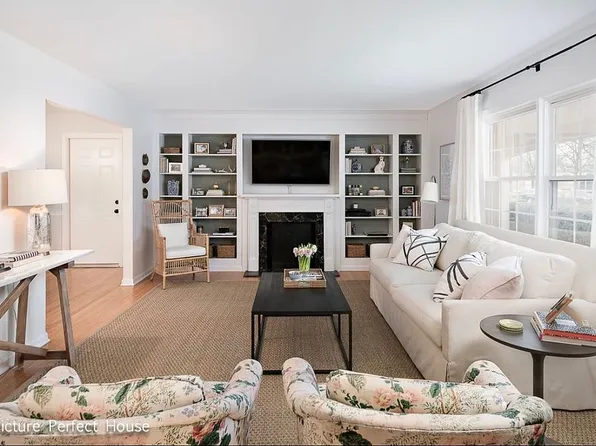 212 E 11th Ave, Naperville, IL 60563