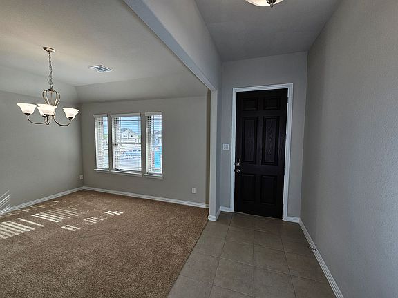5th image of 516 Hillcrest Cir