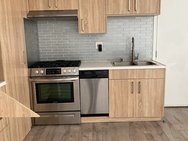 2300 Carmona Ave — Photo 16