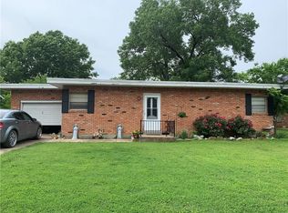 1004 W Lone Star Ave, Cleburne, TX 76033