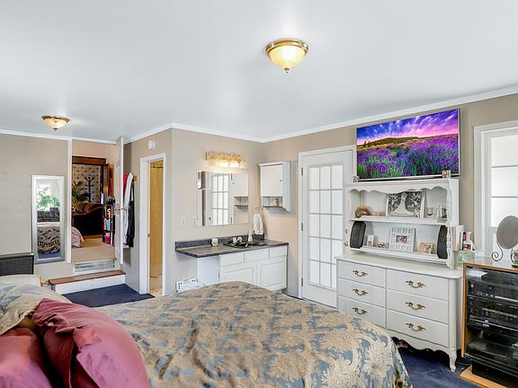 4th image of 525 W 4th St