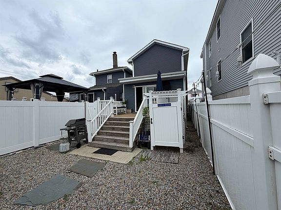4th image of 110 E Roberts Ave