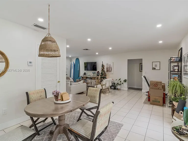 970 Benevento Ave #970 — Photo 4