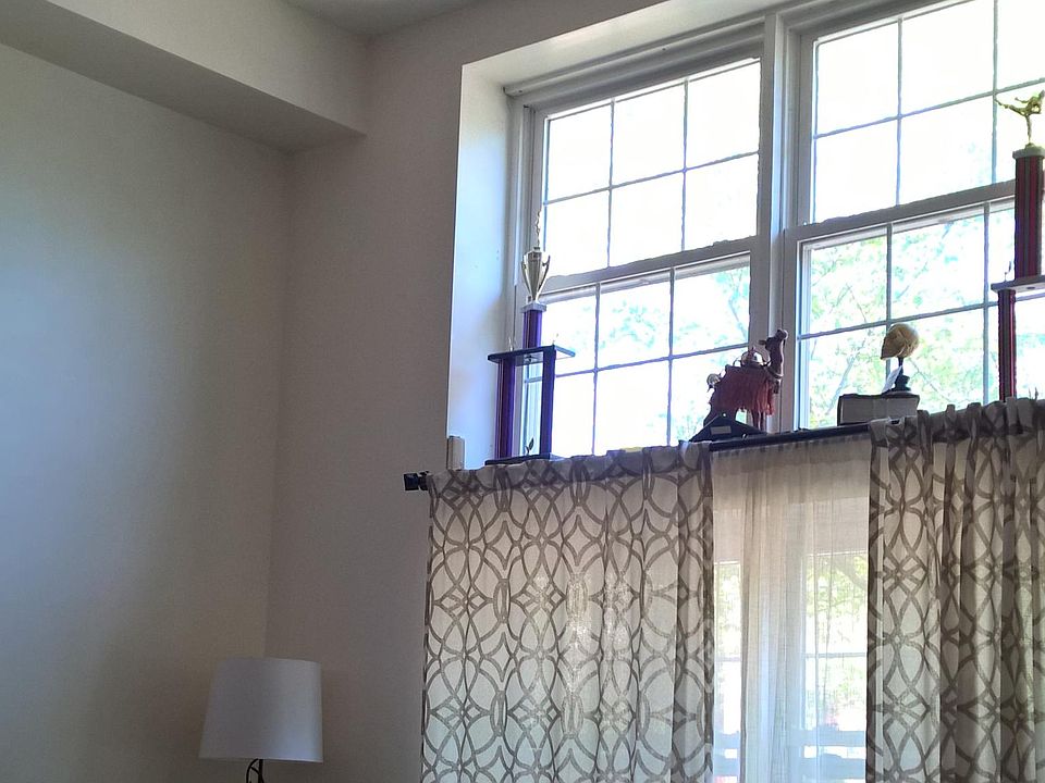 Living room with high celeing