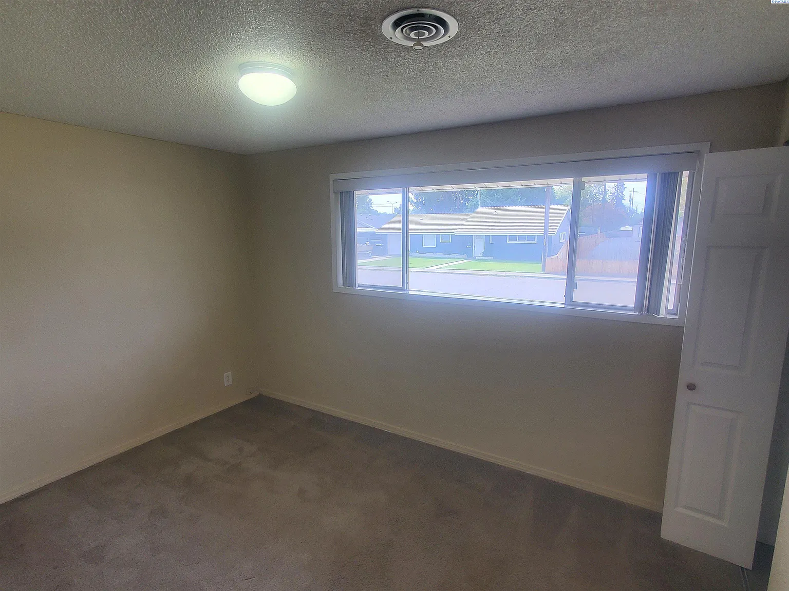 3 bed, 1.0 bath, 970 sqft, $1,850 — Photo 2