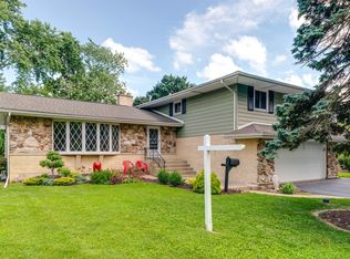 4700 Thorntree Ln, Rolling Meadows, IL 60008