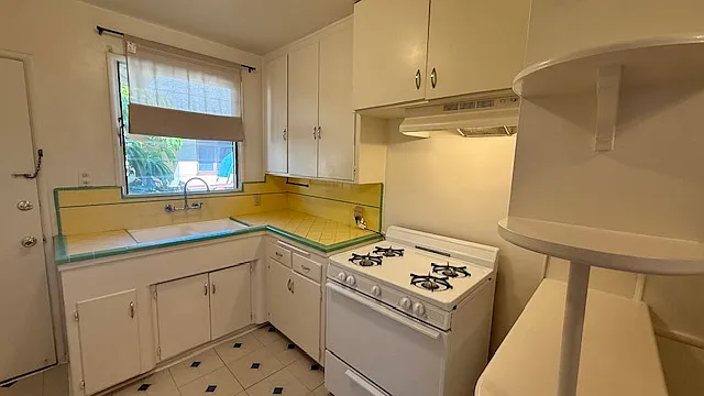 Large Eat-in Kitchen