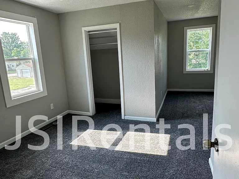 1212 E 5th St — Photo 5