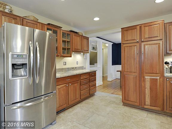2nd image of 827 Cottonwood Dr